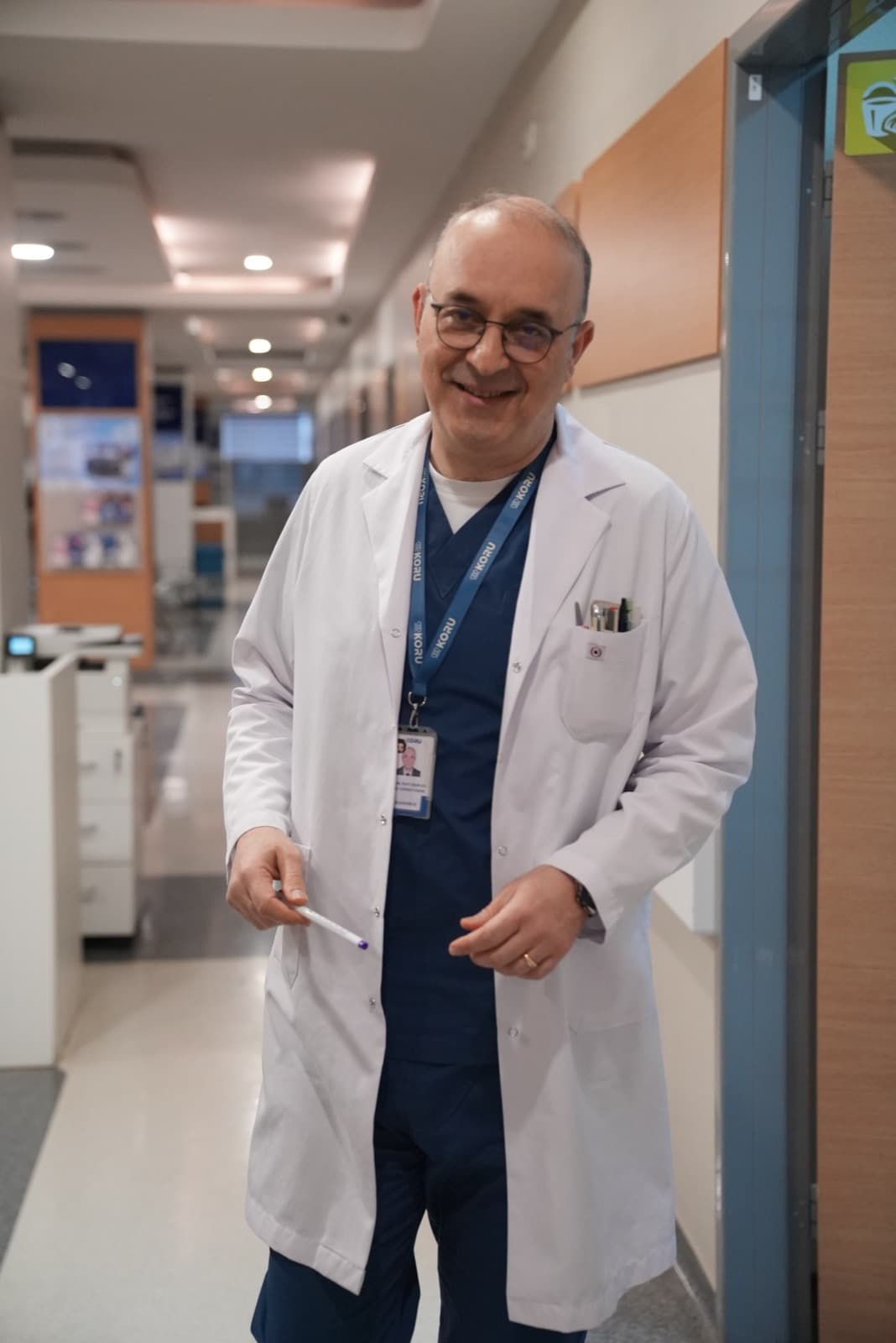 Prof. Dr. Vahit Onur Gül — klinik koridoru ve resepsiyon alanı