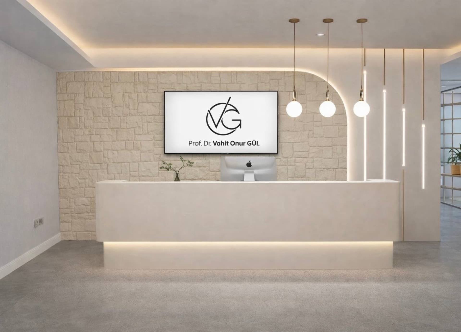 Prof. Dr. Vahit Onur Gül kliniği — VG logolu resepsiyon, minimalist ve sıcak bekleme alanı