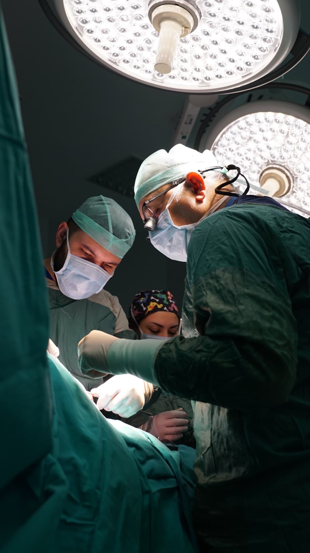 Multidisipliner cerrahi ekip — koordineli çalışma anı