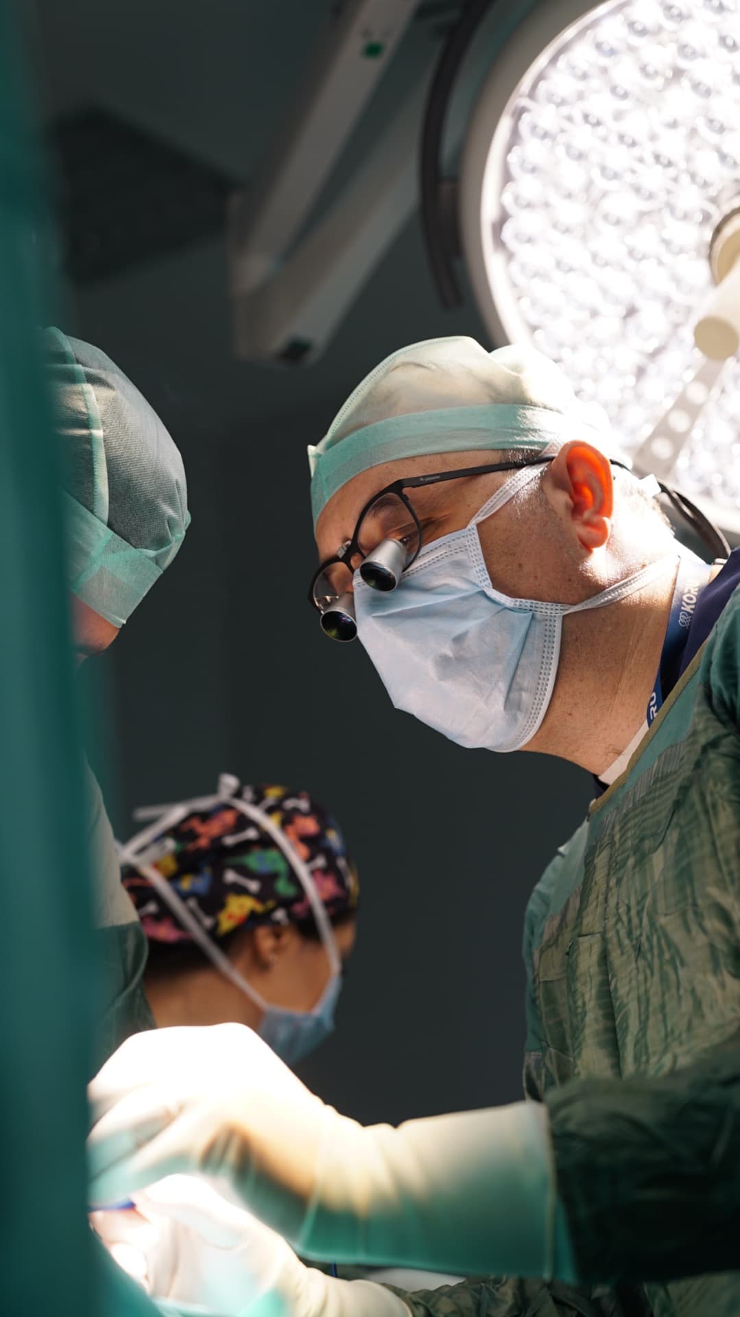 Cerrahi ekip ameliyat sırasında, LED ameliyathane ışığı altında